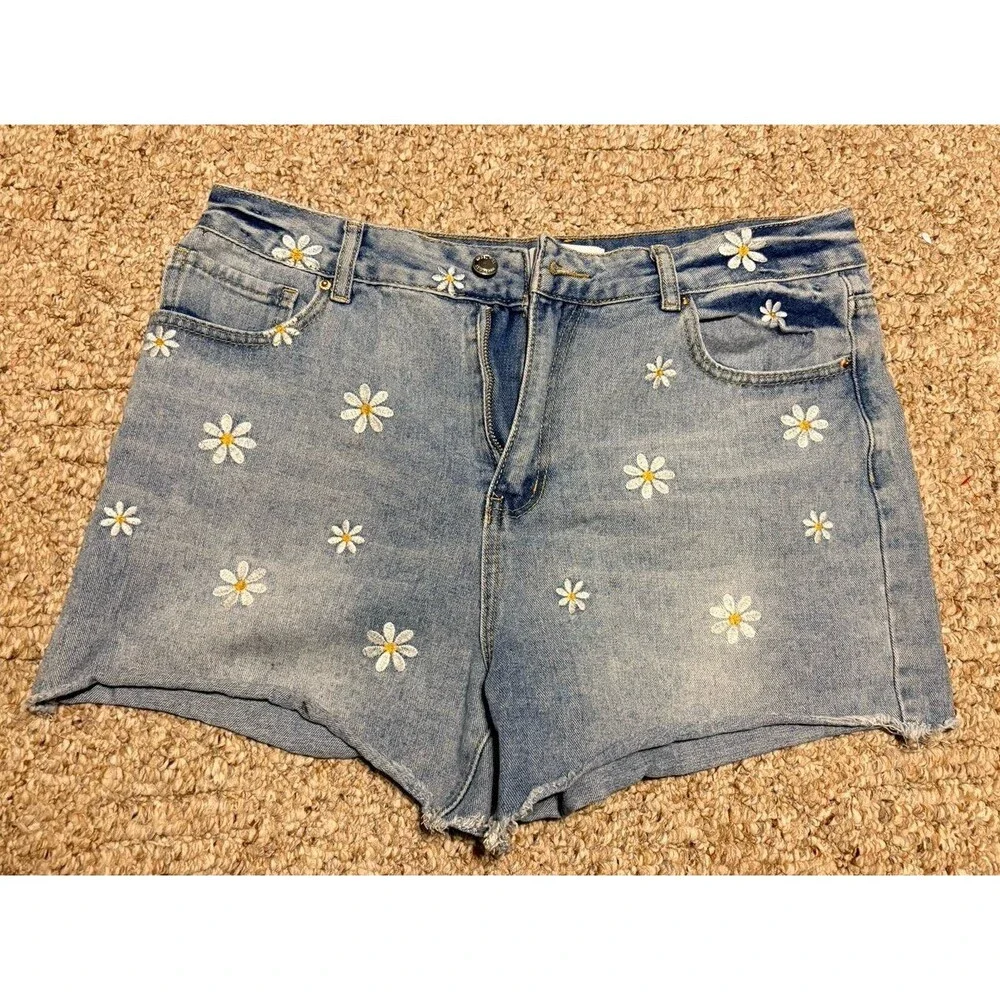 Women's Daisy Print Denim Shorts